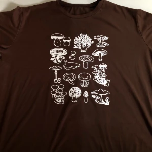 Brun oversized T-shirt - Brun t-shirt. Bred i formen och skön material.