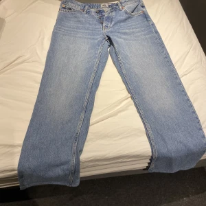 Storlek M  - Två par jeans ett par i kill model och ett par i tjej model  Finns i Visby  Kan posta om det skulle behövas men då kostar även det 