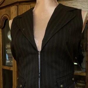 Brun väst  - Brun väst med diskreta ränder och guldknappar 