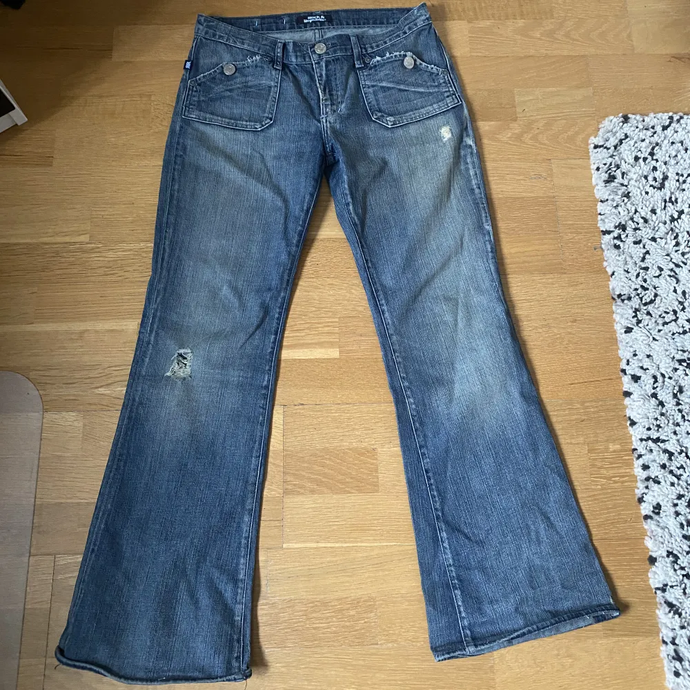 Super snygga blåa lågmidjade jeans! Köpta i new york men var för korta för mig:( är 179. Skriv för fler bilder❣️❣️. Jeans & Byxor.