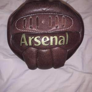 Arsenal samlar objekt köpt från arsenals fanshop (ej fylld med luft behövs pumpas upp) Läderboll i gammaldags stuk,med arsenal tryckt på bollen i guld  (Äkta läder)