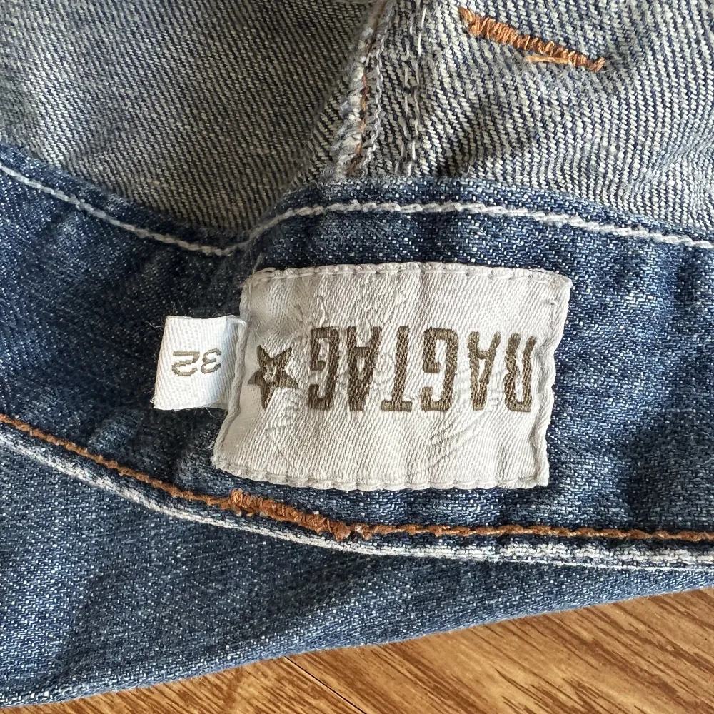 (Mått: W32, L32) Y2K jeans i väldigt fint skick utan några skador. Regular fit med snygga Y2K fickor. Kan möta upp eller frakta via postnord. Farkut & Housut.