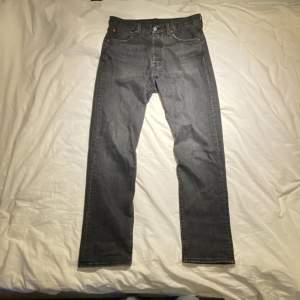 Ett par Levi’s jeans med grå fadefärg med originalpris på 1100kr, inga som helst tecken på slitage och är ca 2 veckor gamla