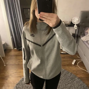 Nike tech tröja - Säljer min syrras Nike tech tröja som inte är använd mer än två gånger! Den är alltså i väldigt bra skick, kontakta mig vid intresse! Pris kan diskuteras!!
