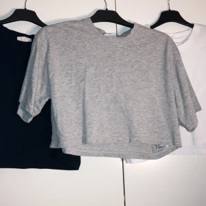 Gina tricot 3 pack tröjor - Jag säljer 3 st t-shirts som kan säljas både själva och tillsammans. Alla 3 kommer från Gina tricot och är i stl S. Den svarta tröjan är använd 1 gång och dom andra 2 är orörda.  Jag säljer en tröja för 95kr och alla 3 för 259kr Frakten för 3 är 49kr