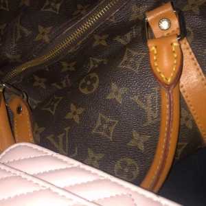 Louis Vuitton  - Louis Vuitton bag, den är i bra skick o använd 1 gång, har tröttnat på den o den är bara i vägen därmed så säljer jag den