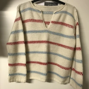 Hemstickad Pippi tröja  - Klassisk Pippi tröja. Mjuk och skön. Passar både till tjej och kille. Storlek uppskattas som en S 