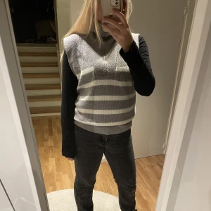 Stickad väst - Säljer endast västen, inte tröjan under.  Hör av er!