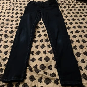 Fina skini jeans mörkblå färg  - Dom är storlek XXS jag köpte dom men insåg att dom inte var fina på mig 