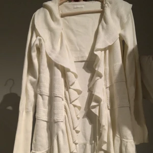 Omlott kofta - En omlottkofta från Du & jag ( osäkert om det är märket) , i modellen Florence . Omlottkoftan är i 100% bomull . Färgen på koftan är gulvit , den har massa fina detaljer och den är jätteskön .   Skriv om du har frågor kring koftan:)