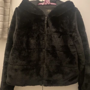 Mysig Jacka - En jättefin, mysig, cropped jacka ifrån only. Väldigt fint skick. Det finns en luva på så som sitter väldigt snyggt och är stor! Storlek S🥰