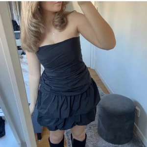 Svart klänning med volang - Säljer denna klänning som jag köpte på plick för ett år sen, men aldrig använt då den är för liten för mig (lånade bilder från förra säljaren) 😢 så fin och perfekt till nyår!!