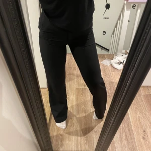 kostymbyxor xs - Kostymbyxor ifrån madlady. jätte sköna och snygga. Storlek xs 150kr +frakt