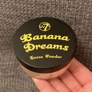 Banana dreams Loose powder W7 - Hej! Säljer denna lös puder som jag aldrig har använt. Jag sminkar mig inte så därför är den oanvänd och har ingen användning av den heller. 