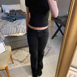 Low arrow Jeans Weekday - Aldrig kommit till användning tyvärr, har en klippt slits längst ned på båda ben. Storlek 28/30, är 169 cm. Köparen står för frakt💕