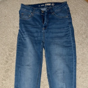 Jeans från Kappahl  - Säljer snygga jeansen från Kappahl. Har köpt den för ungefär 500kr och säljer nu för bara 90kr. Garn använt mycket men de är fortfarande i jättebra skick. Om ni vill se mer så får ni kontakta mig :)  Passar fint både S och M 