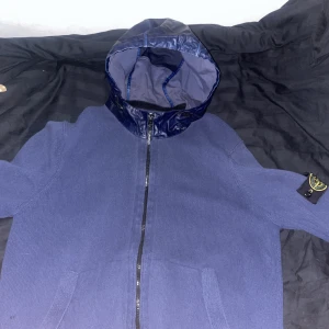 Stone island zip hoodie  - Stone island hoodie zip, använder inte den så tänkte sälja. Den e exklusive så är slutsåld i alla butiker, har inte kvitto då ja tappat bort, nypris 5500kr Kan gå ner i pris vid snabb affär 