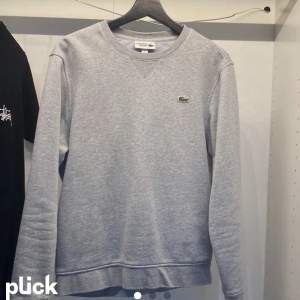 Lacoste crewneck i grå, storlek S. Köpare står för frakt (66kr) 