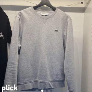 Lacoste tröja - Lacoste crewneck i grå, storlek S. Köpare står för frakt (66kr) 