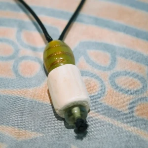 Halsband med trä- och gröna glaspärlor  - Handgjort (av mig) halsband med trä och gröna glaspärlor. Halsbandet har ett klassiskt metallknäppe i nacken. 💚