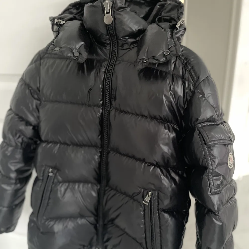 Säljer min moncler maja i storlek 0 som jag använt en vinter. . Jackor.