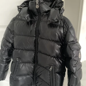 Moncler Maja - Säljer min moncler maja i storlek 0 som jag använt en vinter. 