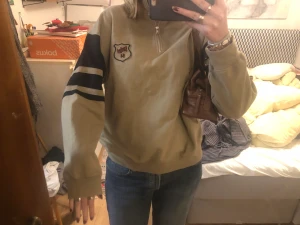 Så cool zip-up tröja!! - Säljer denna coola zip-up som är köpt på pmu här i Umeå😁💗 Jag köpte den för ungefär 150kr men säljer nu för 90kr!! 