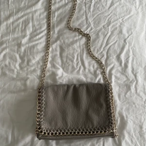 axelremsväska  - en axelremsväska i silvrig kedja. kommer inte ihåg vart jag köpte väskan men det är en tiamo väska. 💗 köparen står för frakt. pris går att diskutera.