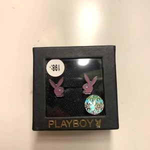 Playboy Öronhängen  - Säljer snygga omvända Playboy öronhängen☺️