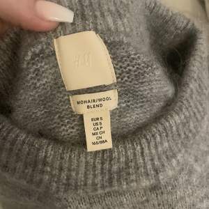 Säljer denna jättefina och mysiga stickade tröja från H&M , använd EN gång . Passar xs-m. Mohair/ull blandning . Skriv för fler bilder!