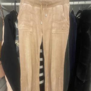 Juicy byxor  - Beiga juicy byxor i fint skick förutom att de är lite slitna på insidan längst ner men inget som märks eller syns!