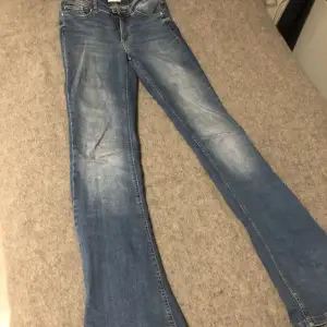 Mid waist flared jeans från Only, fint skick inte mycket använda!💘 väldigt stretchiga och sköna!