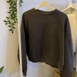 Sweatshirt - Snygg mörkgrå sweatshirt från Nelly.:) Sparsamt använd.