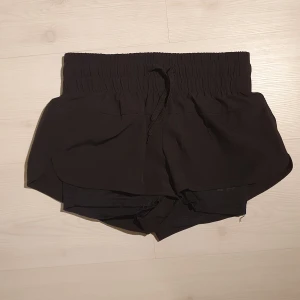 Träningsshorts från otp - Skitbra träningsshorts från otp i strl XS! Hade varit ett par storfavoriter om de bara var i rätt storlek för mig...