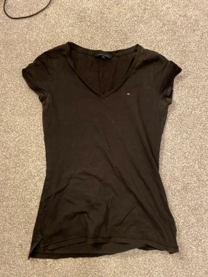 Tommy hilfiger t-shirt  - Säljer denna Tommy Hilfiger T-shirten för 50kr i storlek S. Använd några få gånger men den är tvättad när den fraktas. Säljer pga att den inte kommer till användning och är för stor för mig. Inget fel på den, den är som ny👍🏻