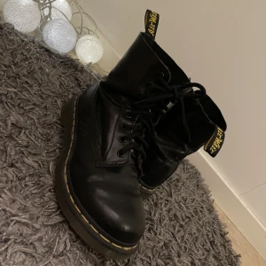 dr martens - Säljer mina äkta dr martens skor i äkta läder. ny pris 1700kr använda en del,  köpare står för frakten