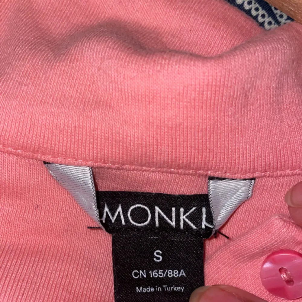 Säljer denna croppade, rosa polotröja från Monki eftersom den inte kommer till användning längre. Vill mest bli av med den så säljer billigt :) säljer 3 för 2, annars utsatt pris :). Toppar.
