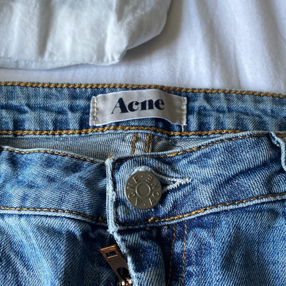 Säljer dessa Acne jeans i fint skick ❤️ jag är storlek W25 och dem sitter som på bilden  . Jeans & Byxor.