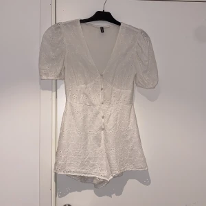 Byxdress - Söt byxdress till sommaren, endast testad.  Strl 38, skulle säga 36