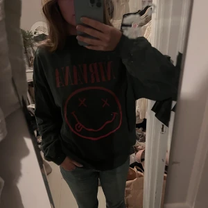 Collage tröja med tryck  - Säljer min coola collegetröja med tryck!  Har en liten defekt som man ser på andra bilden men den är endast använd 2 gånger!❤️