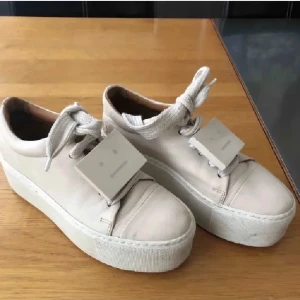 Acne platå sneakers - Beige platform sneakers från acne. Storlek 36 (passar 37). Nypris ca 3000. Inte så tvättade på bild, kan skicka mer bilder vid intresse. Säljes för 1500kr! Köpare står för frakt😊