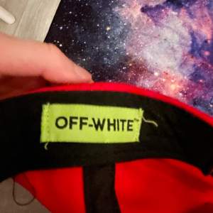 Röd keps som är äkta off white keps i bra skick