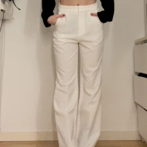 Vita kostymbyxor  - Sjukt snygga vita kostymbyxor som är extremt långa. Aldrig använda. 