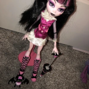 Monster high docka - Draculaura med tillbehör för mina emo bitches där ute💋💋 (Borste ingår)