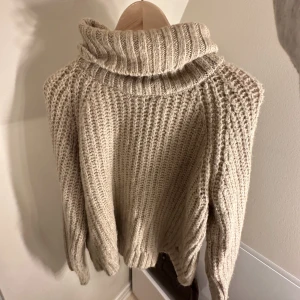 Stickad tröja - Stickad tröja i storlek M köpt i Spanien🤍 använd fåtal gånger så i bra skick! 250+frakt!