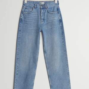 90s high waist jeans från Gina, första bilden är samma modell men inte samma färg (dom är ljusare, se bild 2) då den inte finns att köpa längre❤️sparsamt använda och säljs pga ingen användning, super fint skick❤️ köpta för 599, pris kan diskuteras