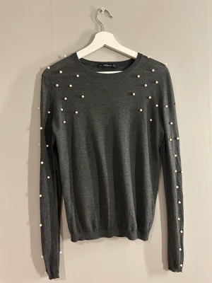 Tröja  - Tröja från Zara med pärlor, Storlek M 