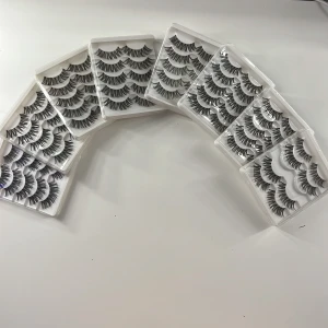 Lösögonfransar - Säljer 8st paket lösögonfransar! Säljs bara tillsammans💕💕Som man kan se på ett av paketen saknas ett par fransar!!!