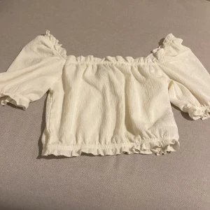 Söt topp - Säljer min topp från H&M för 45kr då jag inte använder den. (Den är använd 1 gång)💕💕 +frakt 54kr.  Tar emot prisförslag 
