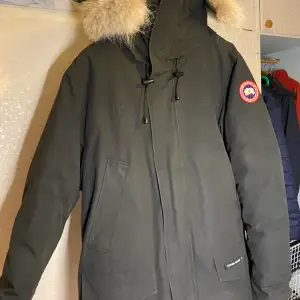 Hej säljer min jacka, som är en Canada Goose Langford Parka. Den här använts med varsamhet i två vintrar, men nu var det dags att sälja vidare den.  Köpt för 9999kr  Storlek L Färg : svart  Vid övriga fråga eller behovs av fler bilder hojta till bara!